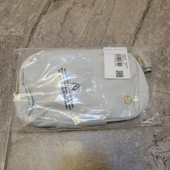 Lululemon Everywhere Belt Bag 1L Woodmark Color: White Opal/Raw Linen/Wh… - Picture 2 of 6